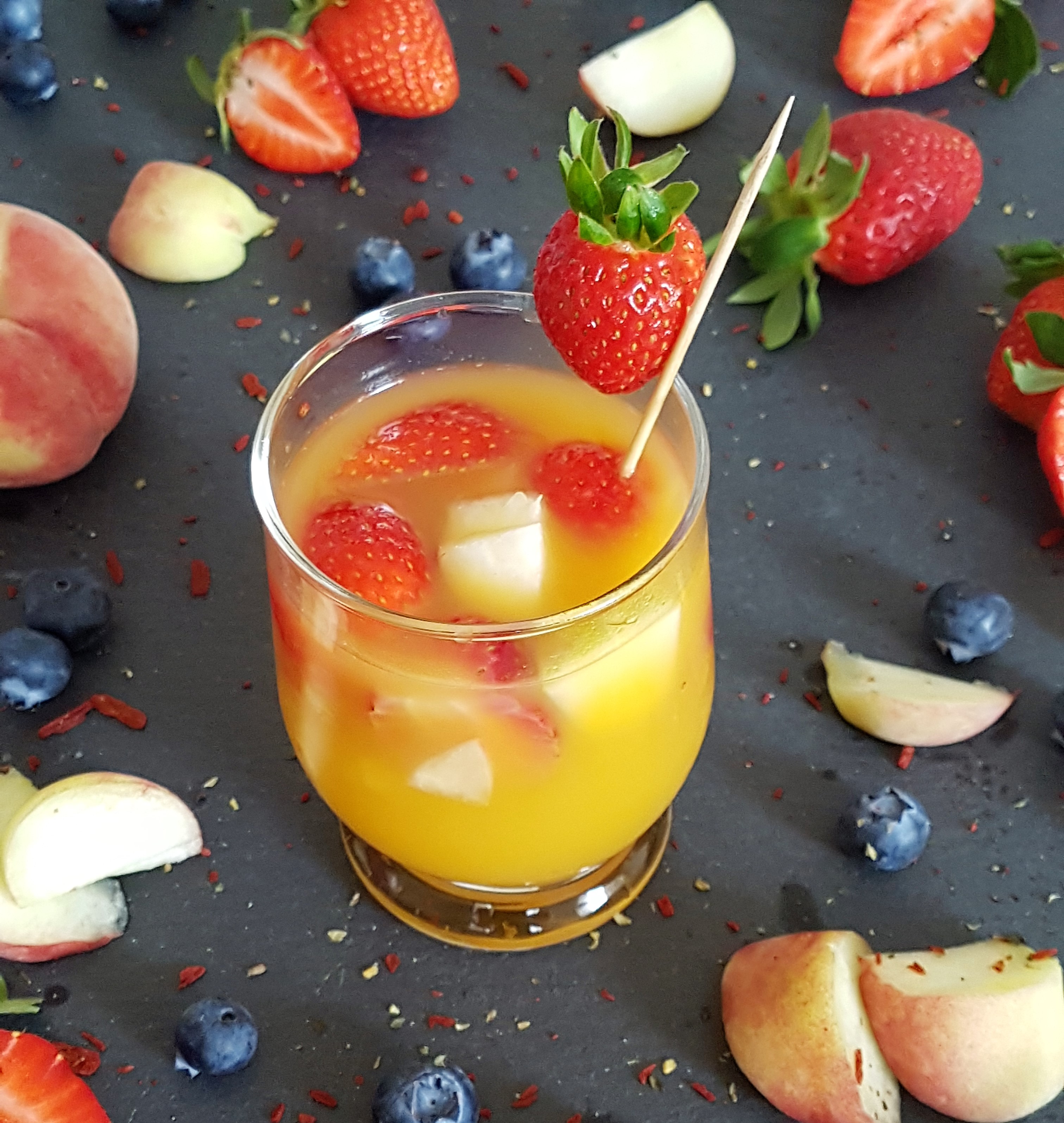 Rezept: Sommerliche Erdbeer-Pfirsich Bowle