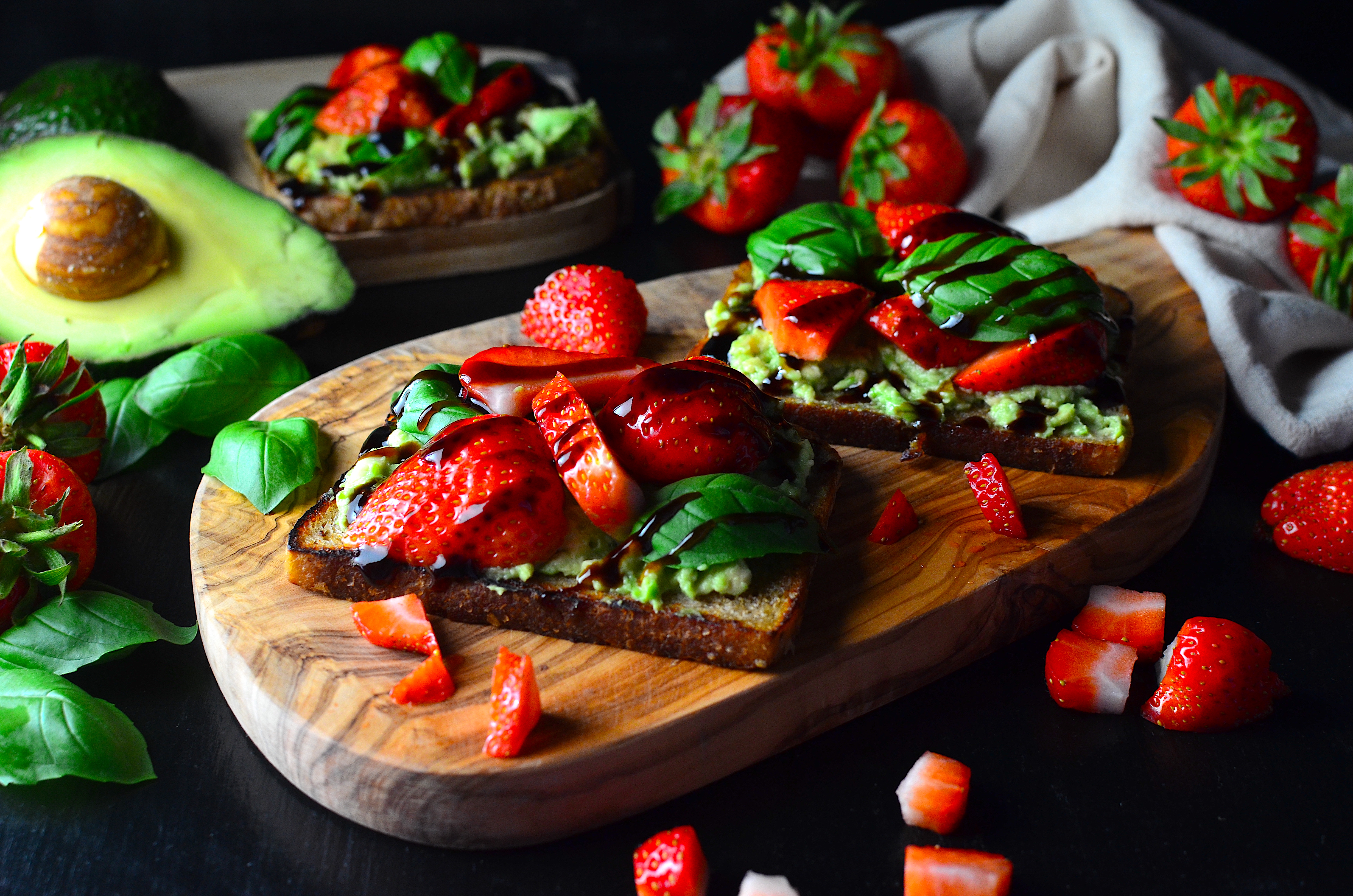 Rezept: Erdbeer-Avocado-Toasts mit Basilikum
