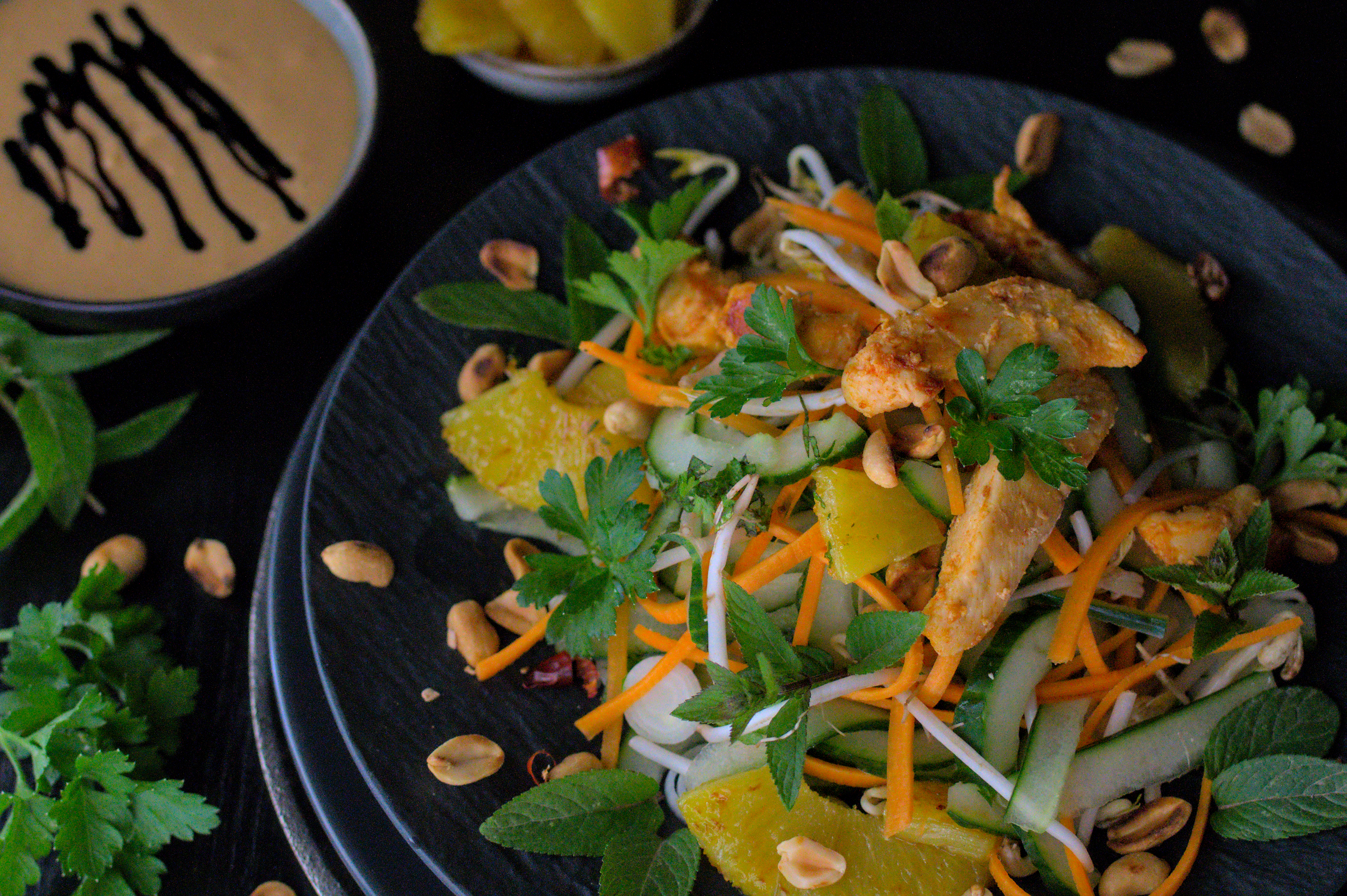 Thailändischer Salat mit Hähnchenbrust und Erdnussdressing