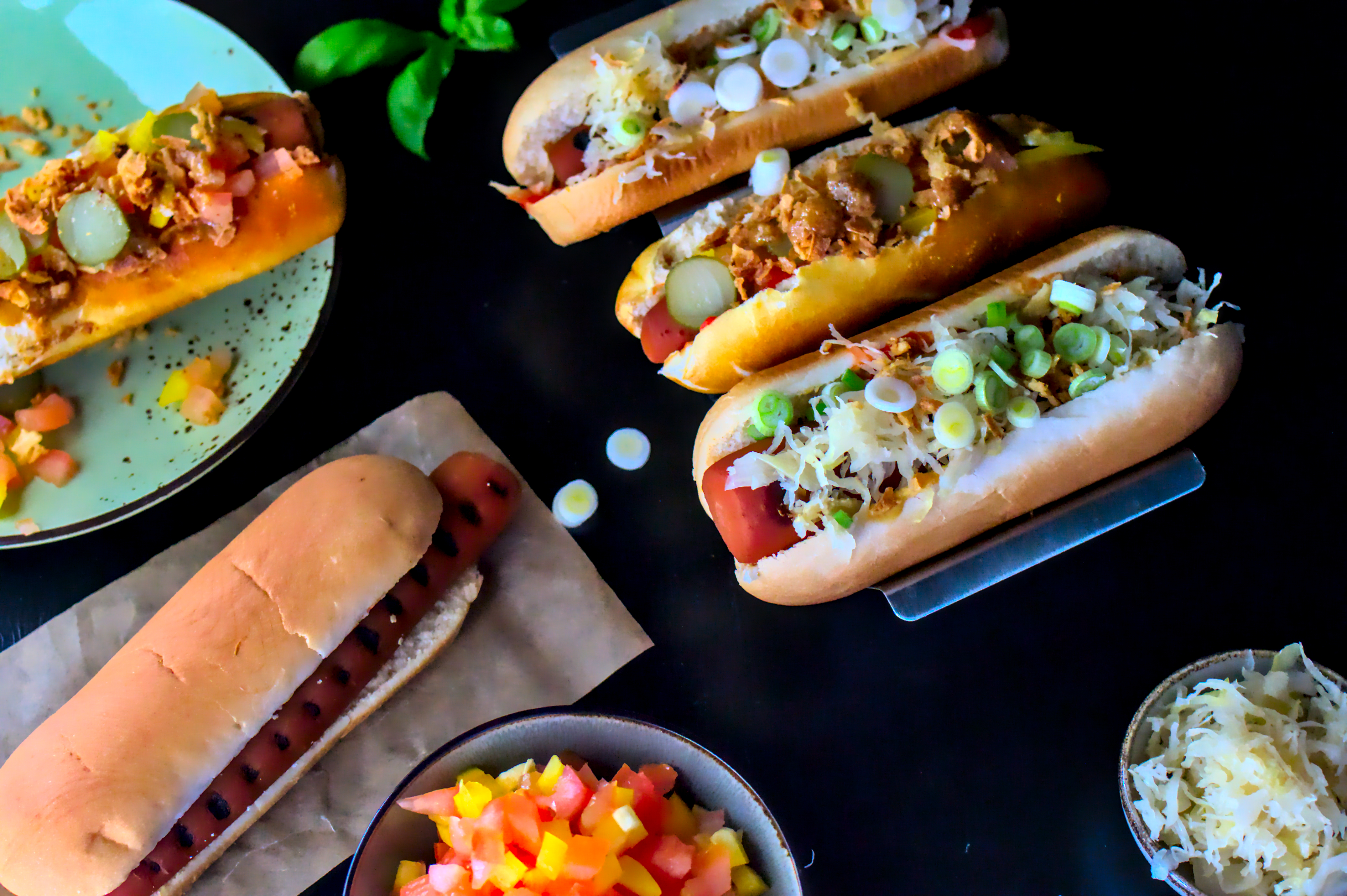 Belegte vegane Karotten-Hot-Dogs nach klassischer und moderner Art