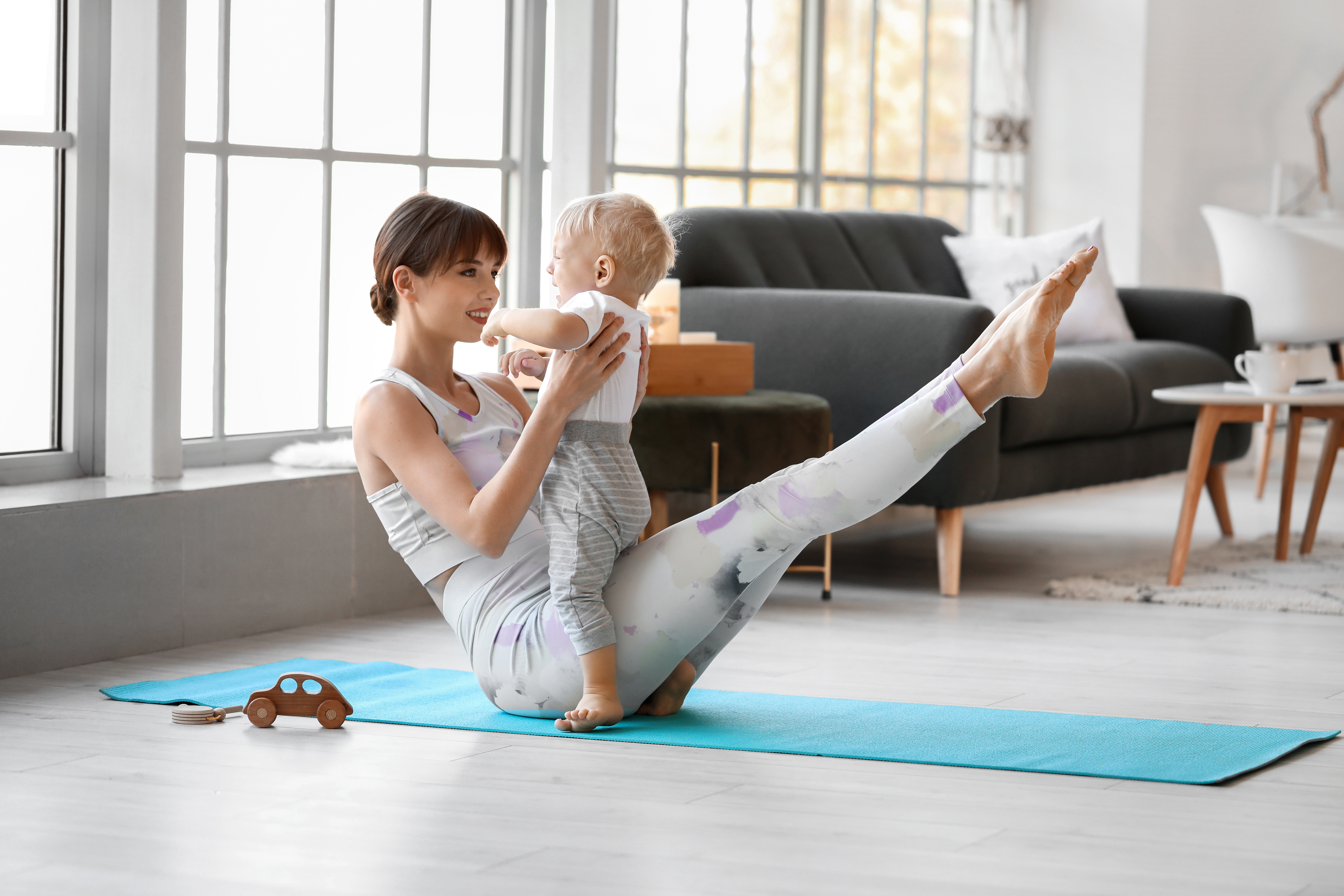 Yoga Mama trainiert in der Mittagspause zu Hause