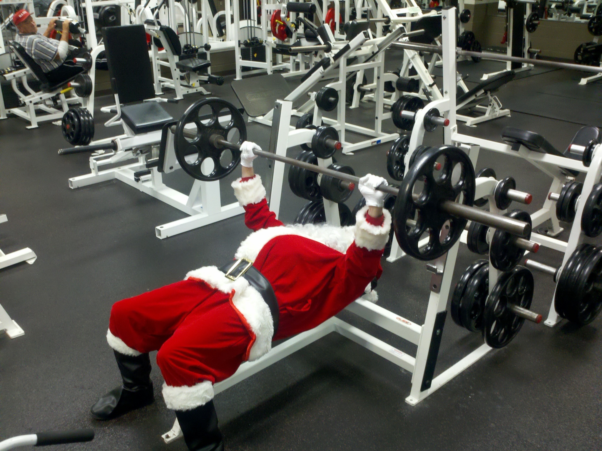 Weihnachtsmann beim Workout im Fitnessstudio