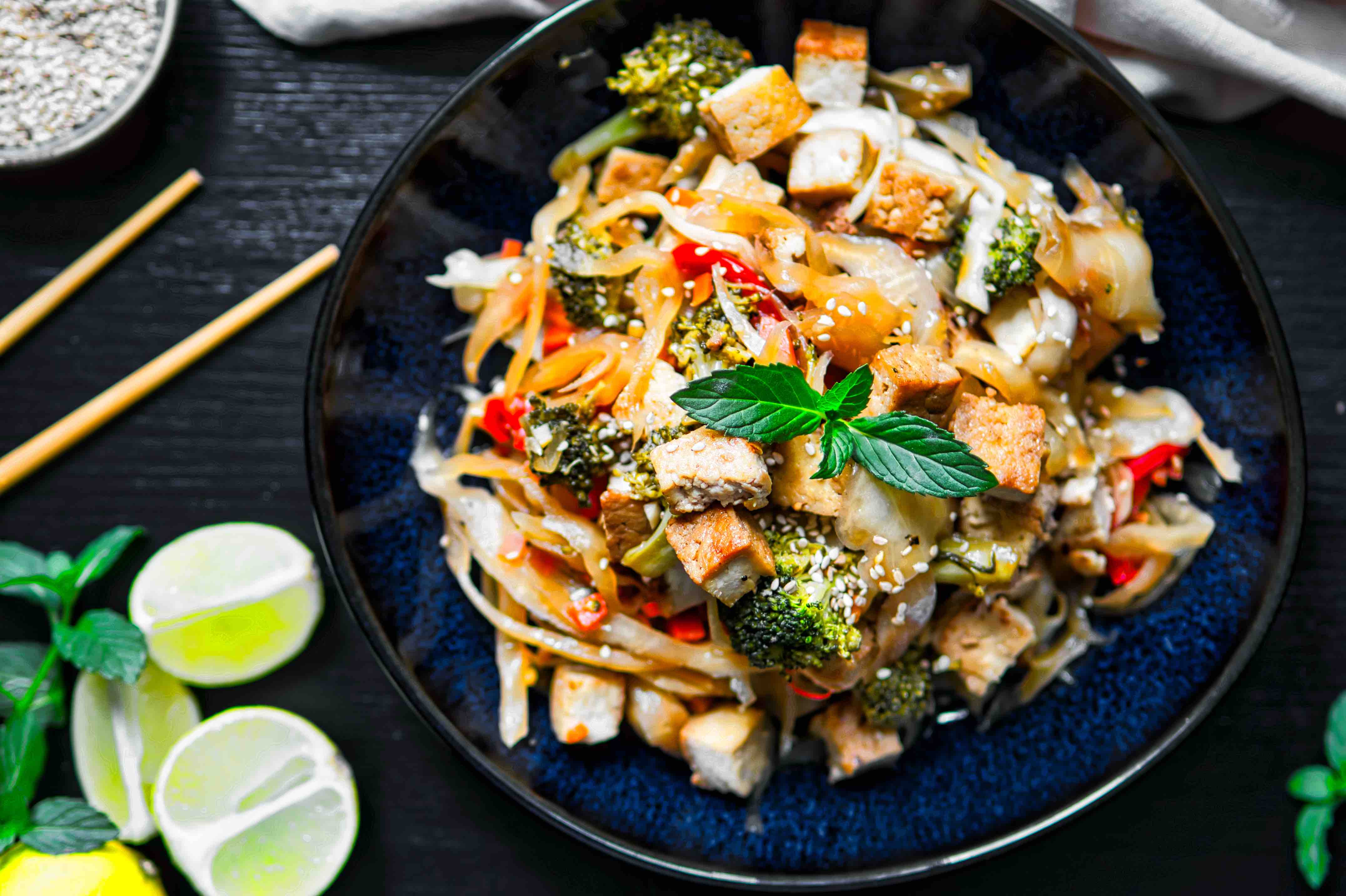 Asiatische Kohlnudeln mit Tofu und Limetten