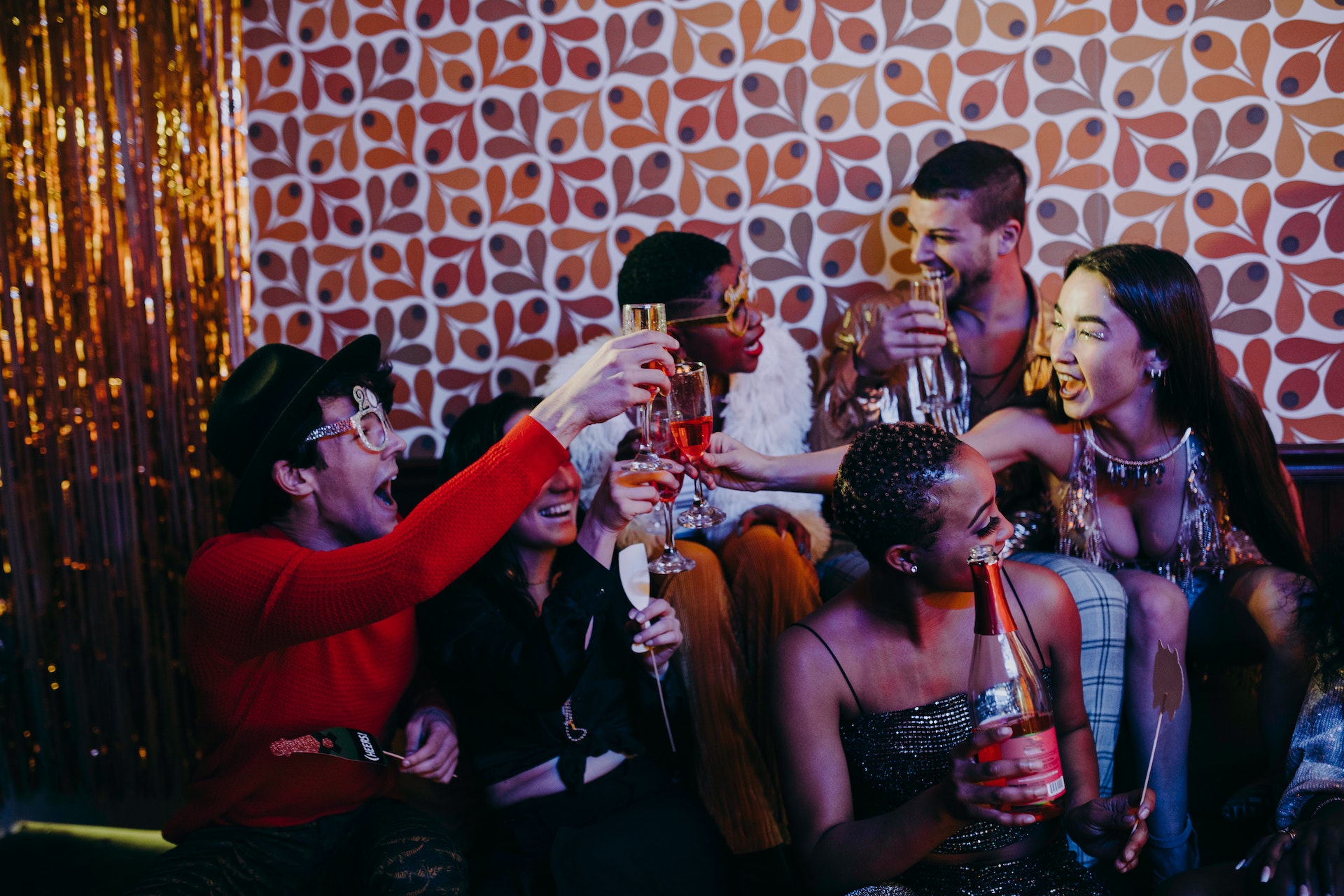 Eine Gruppe von jungen Leuten feiert eine Party und trinkt Alkohol