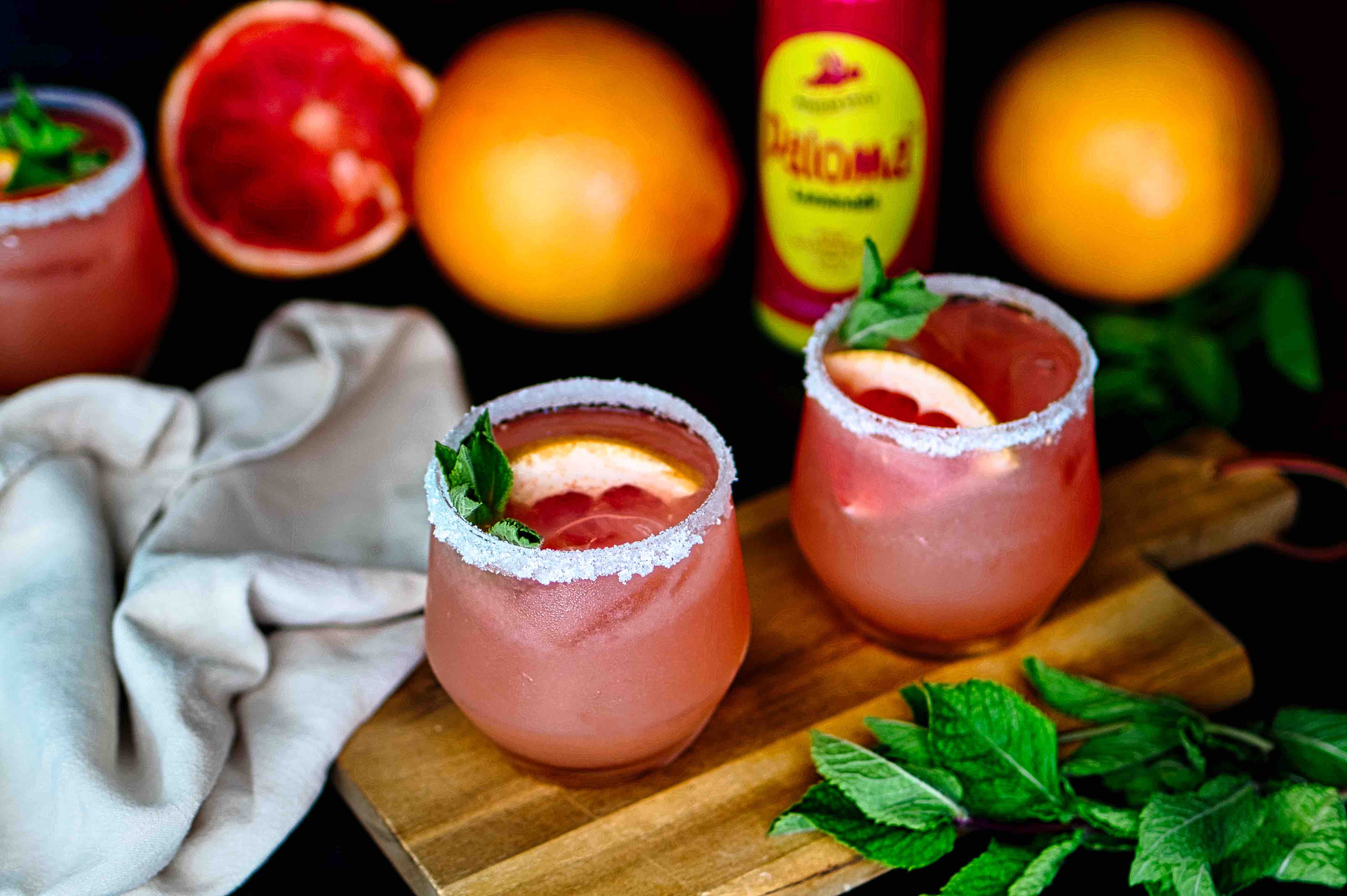Skinny Paloma Cocktail mit frischer Grapefruit und Minze