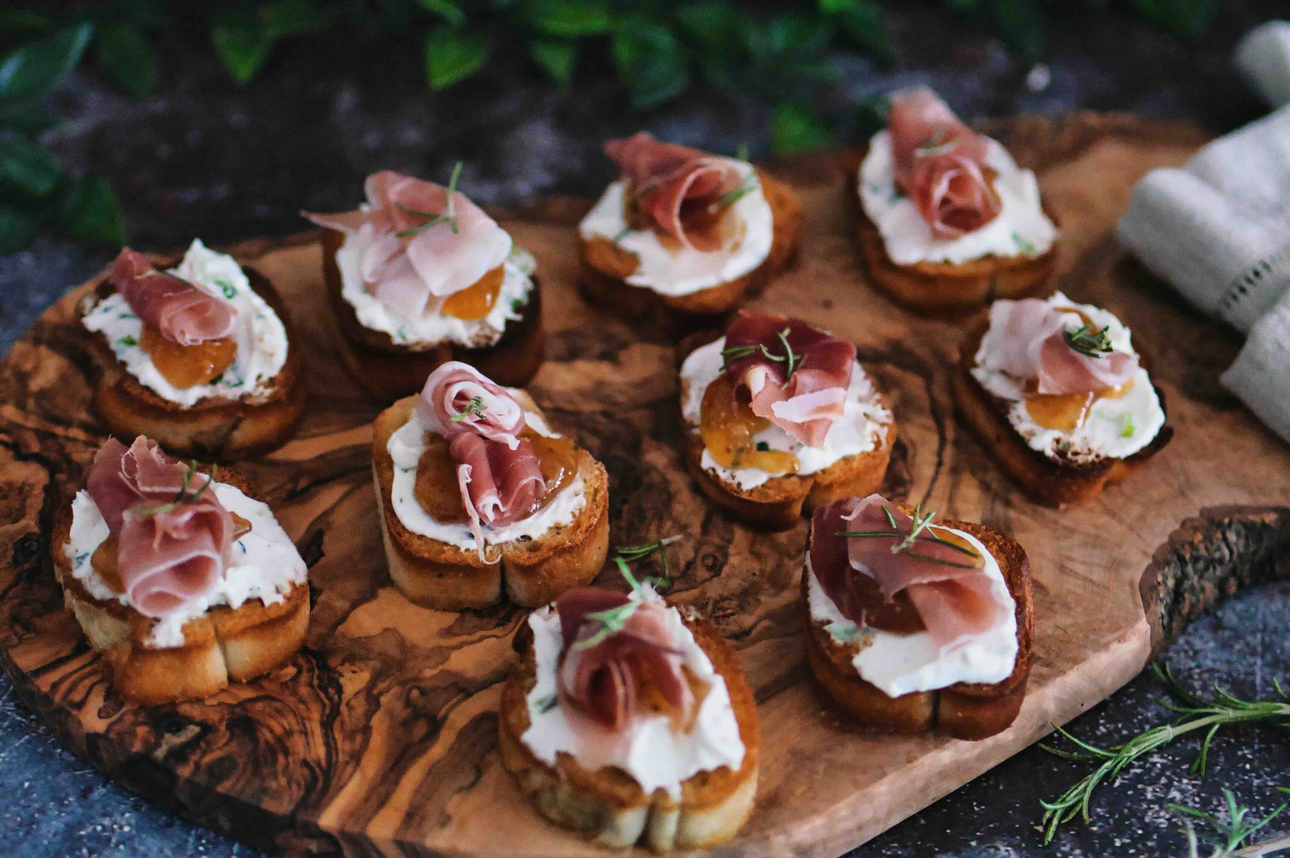 Crostini mit Ziegenfrischkäse, Feigenmarmelade und Prosciutto