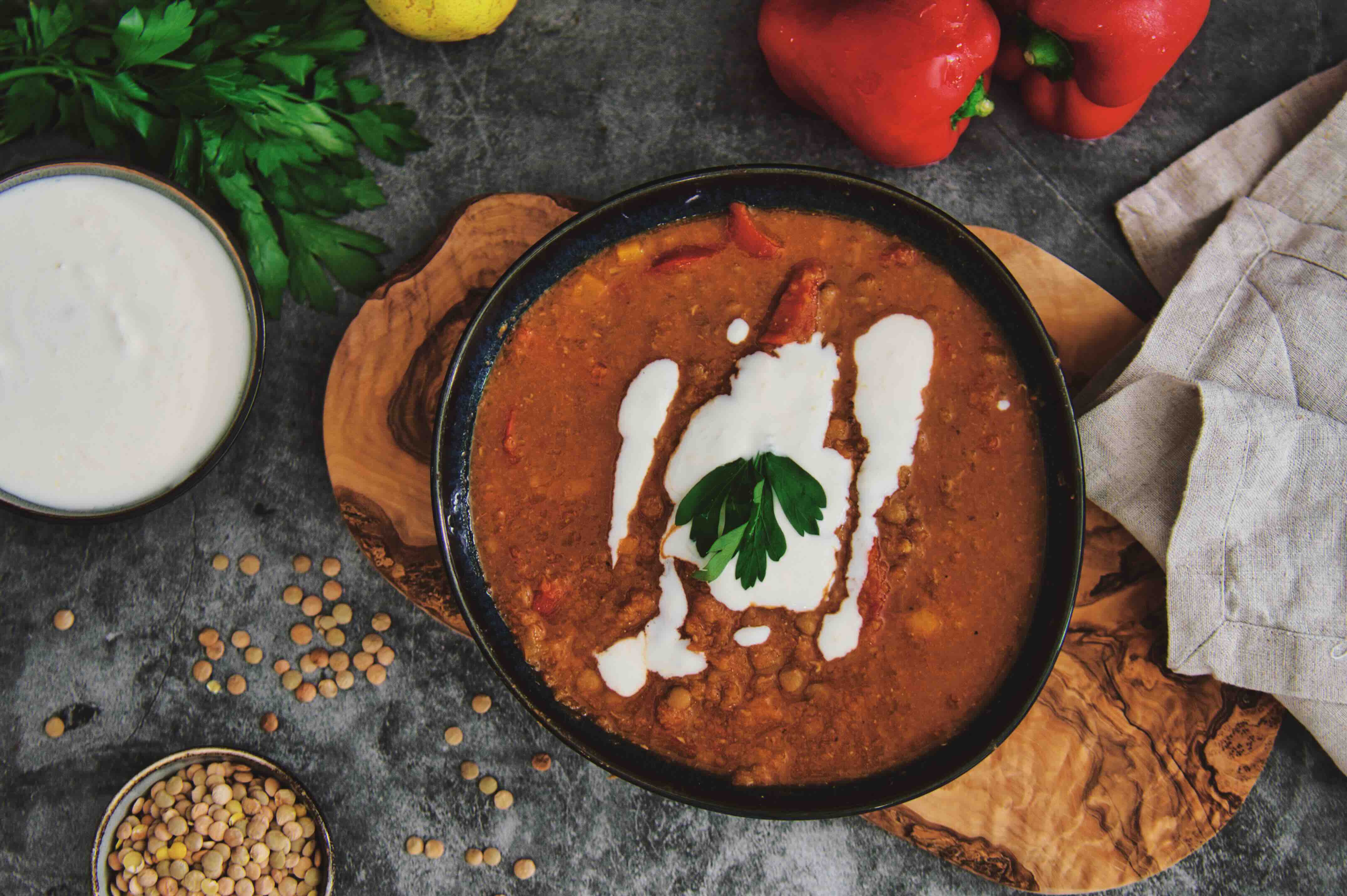 Rezept: Rauchige Harissa-Linsensuppe mit Zitronenjoghurt