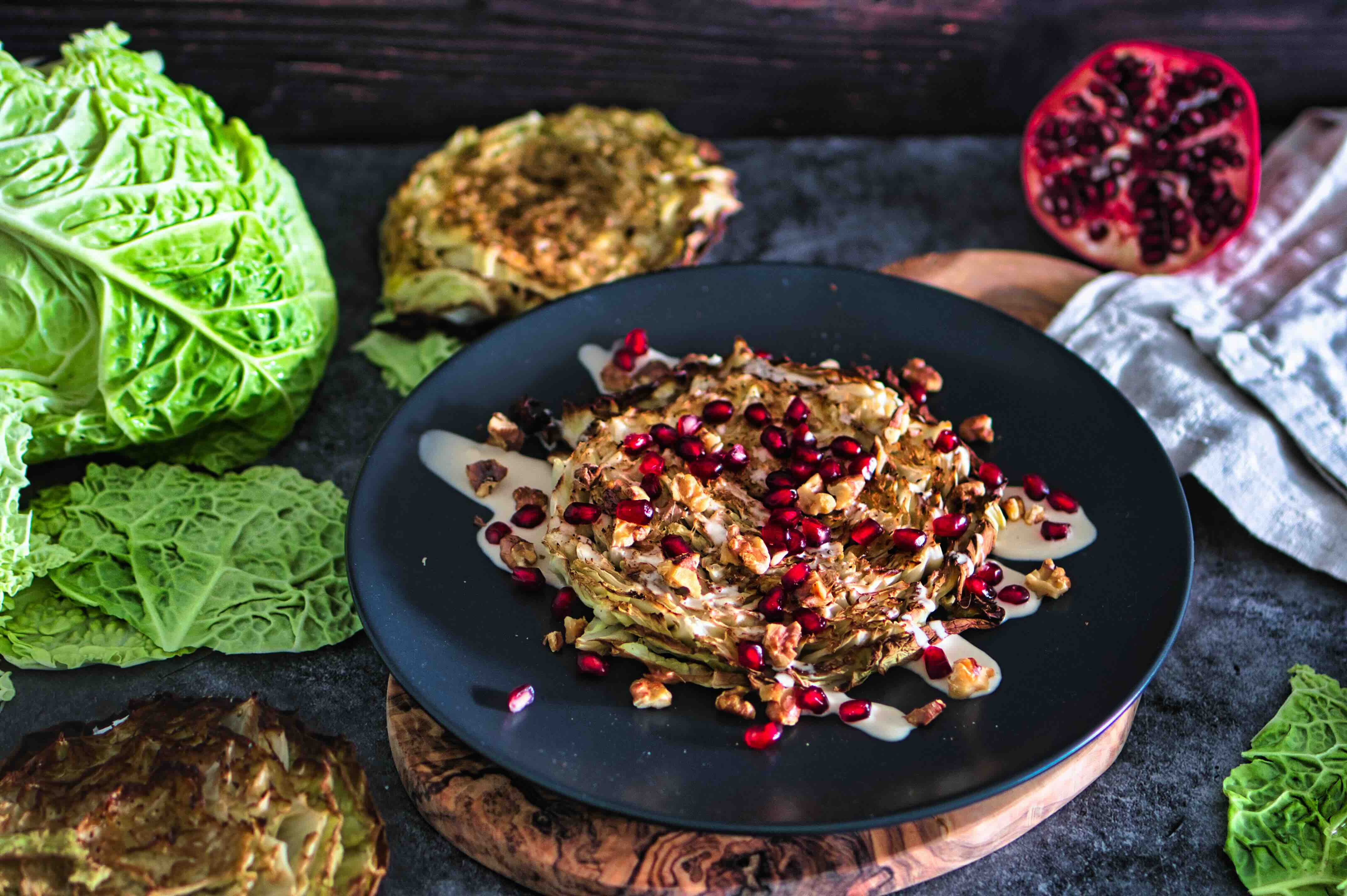 Rezept: Geröstete Kohlsteaks mit Tahini-Sauce und Granatapfel – Gemüsebeilage mit Wow-Effekt
